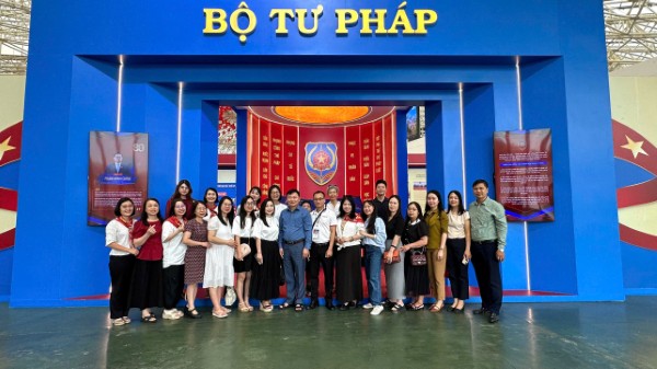Chi bộ Vụ Pháp luật dân sự - kinh tế trao đổi và tự hào: 80 năm - Vững bước dưới ánh sáng pháp quyền